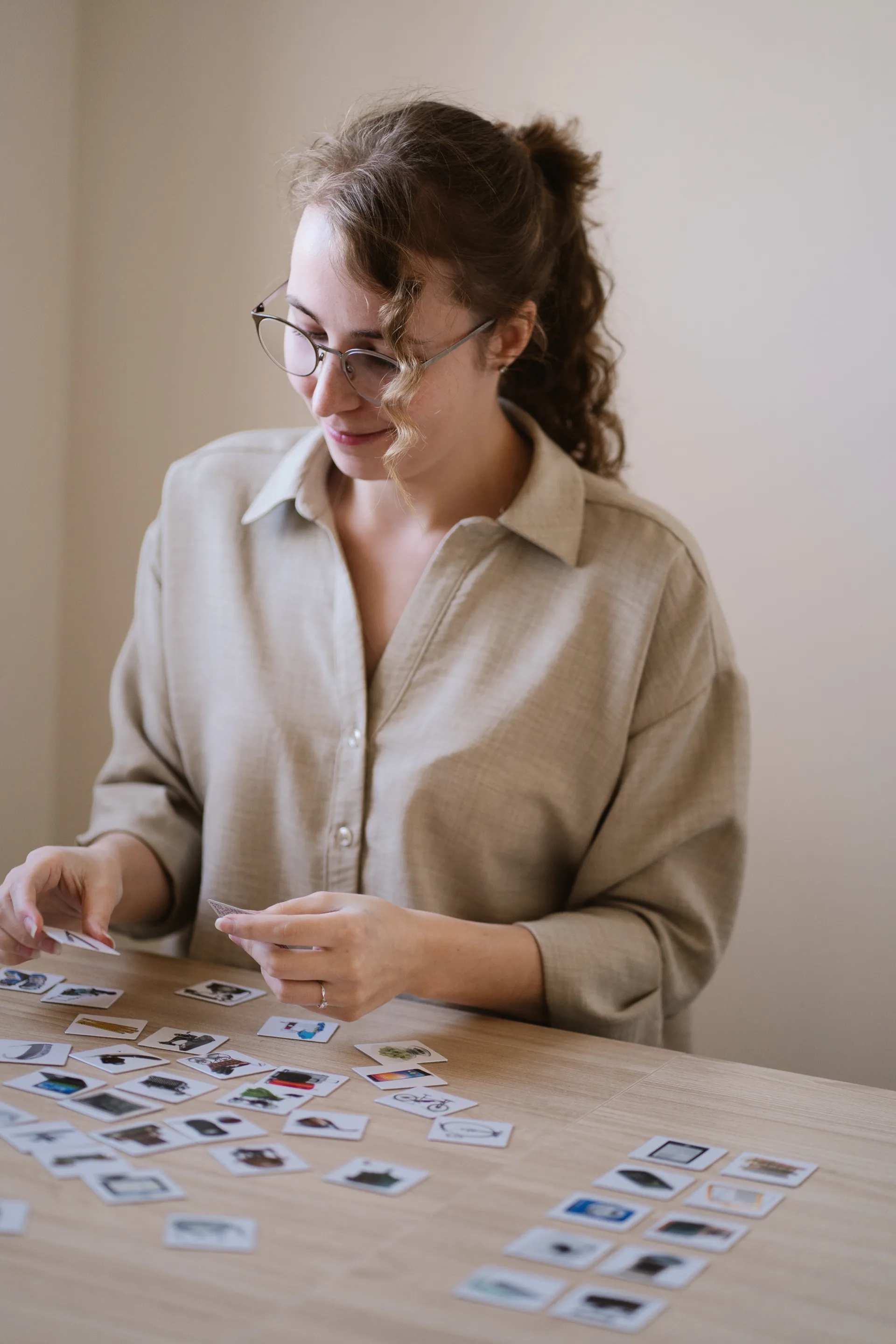 Ergotherapeutin bei der Arbeit mit Bildkarten – kognitive Therapie